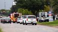 Fuerzas del orden y el personal de emergencia responden a la escena de un tiroteo en un centro de detención de Inmigración y Control de Aduanas (ICE) en Dallas, Texas, el 24 de septiembre de 2025.
