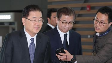Chung Eui-yong (i), asesor de seguridad nacional del presidente de&nbsp;Corea&nbsp;del Sur, y Suh Hoon (C), jefe del Servicio de Inteligencia Nacional, viajan a Estados Unidos para visitar la Casa Blanca y explicar los detalles de sus conversaciones con el máximo líder de&nbsp;Corea&nbsp;del Norte, Kim Jong-un.&nbsp;