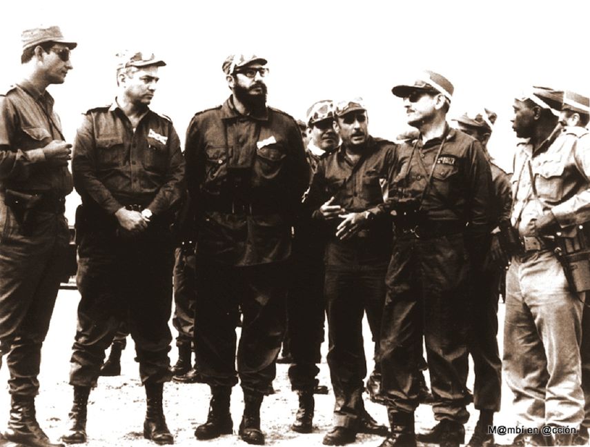 General Arnaldo Ochoa (izq.), fusilado en el 1989 por orden de Fidel Castro