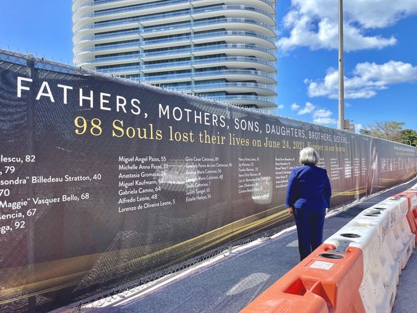 La alcaldesa de Miami Daniella Levine-Cava rinde tributo a las victimas del desplome ocurrido en Surfside.&nbsp;