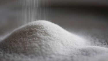 Azúcar granulada siendo vertida en Tigard, Oregon. &nbsp;