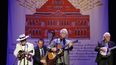 J. D. Crowe (der) junto con Del McCoury (cen) y Bobby Osborne (izq) en Nashville, Tennesse el 27 de septiembre de 2012.&nbsp;