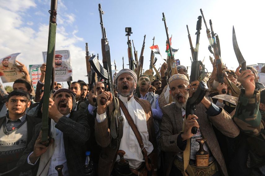 Seguidores de los hutíes de Yemen durante una manifestación en la que condenaban a Israel, un día después de que el grupo respaldado por Irán afirmara que su jefe militar había sido asesinado en un ataque israelí a principios de este año, en Saná, el 17 de octubre de 2025.