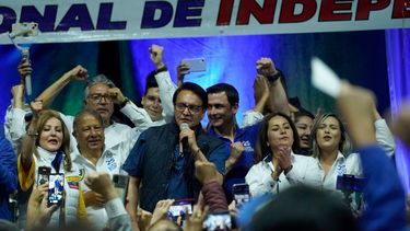 El candidato presidencial Fernando Villavicencio durante su intervención en un acto electoral en un colegio minutos antes de que fuera asesinado a tiros al salir del mismo recinto educativo en Quito, Ecuador, el miércoles 9 de agosto de 2023.