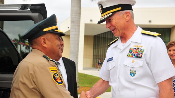 Fotografía cedida por el Comando Sur estadounidense donde aparece su jefe, el almirante Craig Faller (d), mientras saluda al jefe de las Fuerzas Militares de Colombia, el general Luis Navarro Jiménez.