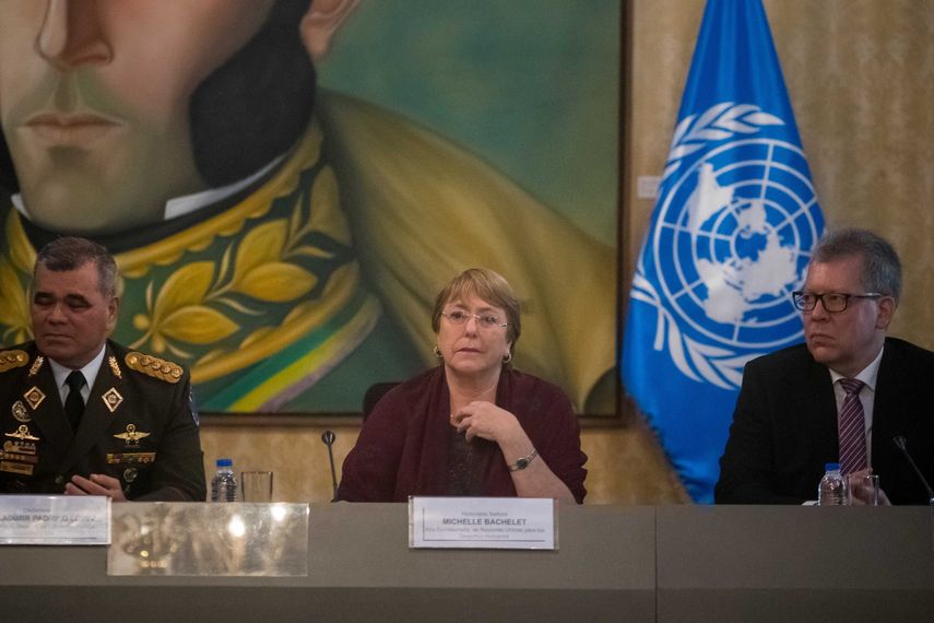 El ministro de Defensa, Vladimir Padrino López (i), la alta comisionada de Naciones Unidas para los derechos humanos, Michelle Bachelet, y el coordinador residente del sistema de las Naciones Unidas, Peter Grohmann.