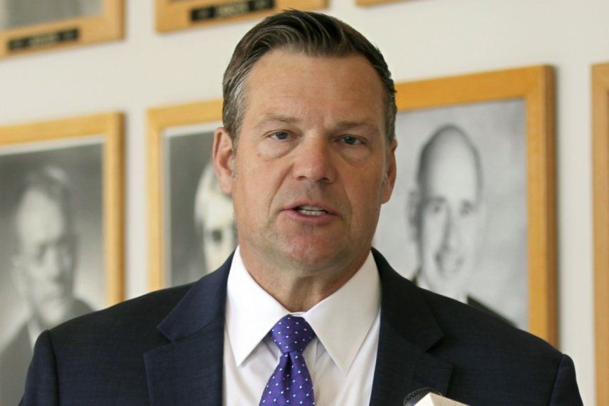En esta imagen de archivo, el fiscal general estatal de Kansas, Kris Kobach, responde a preguntas de reporteros durante una conferencia de prensa el 1 de mayo de 2023, en Topeka, Kansas.&nbsp;