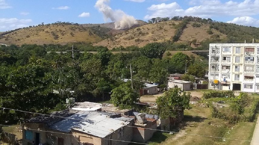 Columna de humo vista desde una zona de la ciudad de Santiago de Cuba.&nbsp;