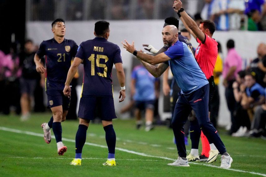 El seleccionador de Ecuador, el español Félix Sánchez Bas, habla con el jugador Ángel Mena durante el duelo ante Argentina en cuartos de final de la Copa América, el jueves 4 de julio del 2024.