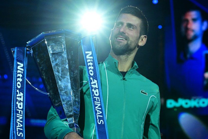 El serbio Novak Djokovic posa con el trofeo después de ganar el partido final contra el italiano Jannik Sinner en el torneo de tenis ATP Finals en Turín el 19 de noviembre de 2023. &nbsp;