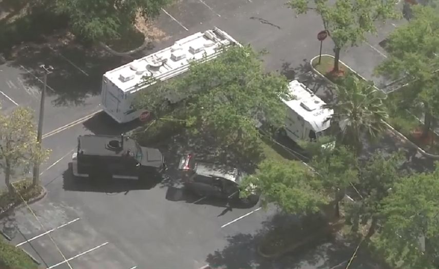 Equipos del SWAT rodean a un vehículo estacionado cerca del centro comercial Sawgrass Mills. 