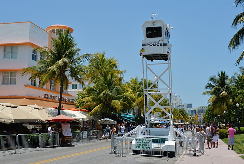 La policía vigila el acceso a Ocean Drive. (ÁLVARO MATA)