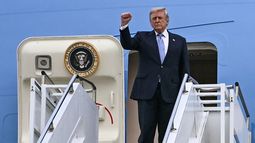 El presidente Donald J. Trump antes de entrar en el Air Force One de regreso a Estados Unidos. El presidente Donald J. Trump antes de entrar en el Air Force One de regreso a Estados Unidos.