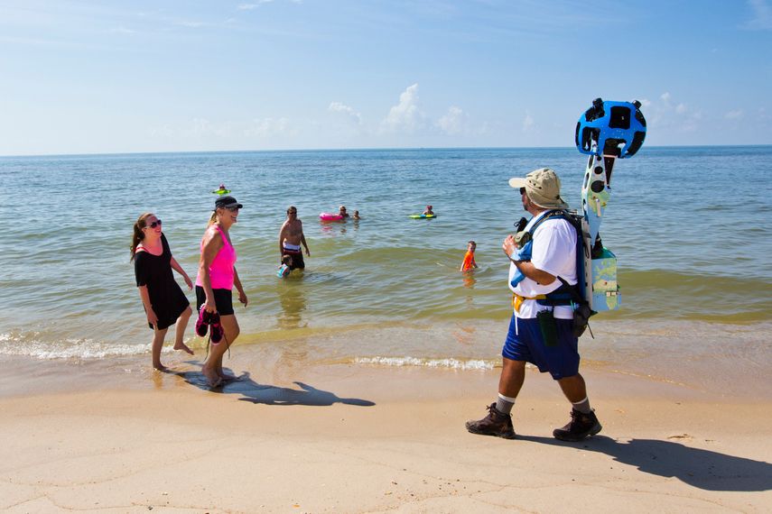 Gregg Matthews lleva cámaras de Google mientras camina por una playa de la isla St. George, en Florida.