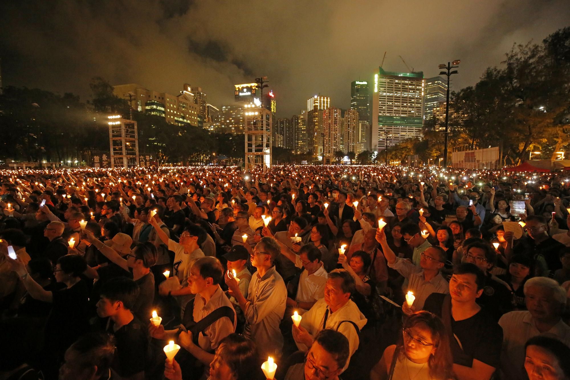 Penas de cárcel para 9 activistas de Hong Kong por participar en vigilias para recordar a las víctimas de Tiananmen Penas de cárcel para 9 activistas de Hong Kong por participar en vigilias para recordar a las víctimas de Tiananmen