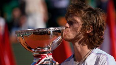 Andrey Rublev besa el trofeo de campeón tras derrotar a Holger Rune por 5-7, 6-2, 7-5 en la final del Masters de Montecarlo, el domingo 16 de abril de 2023, en Mónaco.
