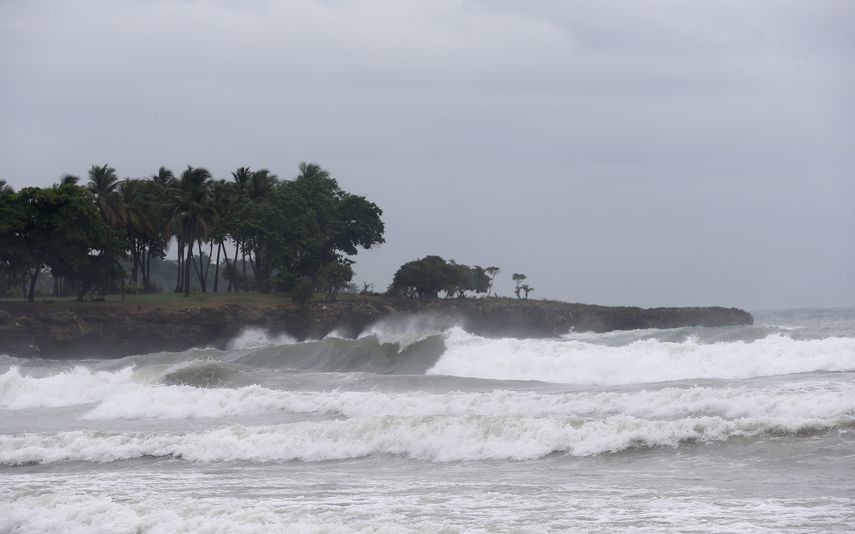 Vista la playa de Haina, en República Dominicana donde se registra un fuerte oleaje por efecto del paso del huracán&nbsp;Matthew. Más de 8.500 personas han sido evacuadas en el país por el huracán&nbsp;Matthew, que mantiene 15 de las 32 provincias del paí