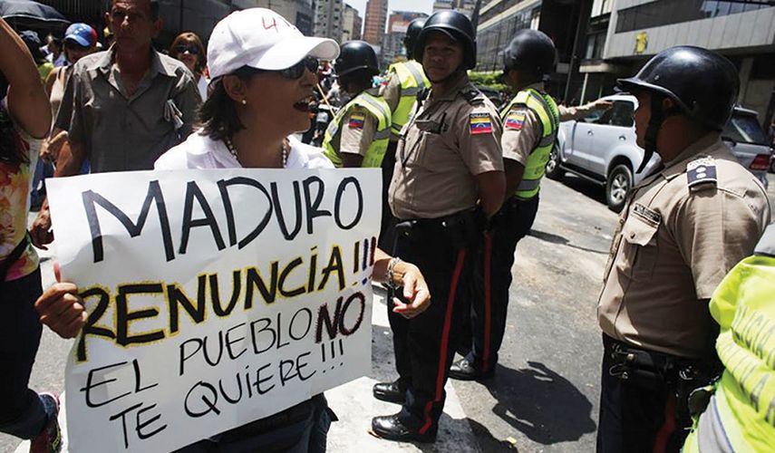 Una venezolana protesta en Caracas contra NIcolás Maduro ante la Guardia Nacional Bolivariana. (ARCHIVO)