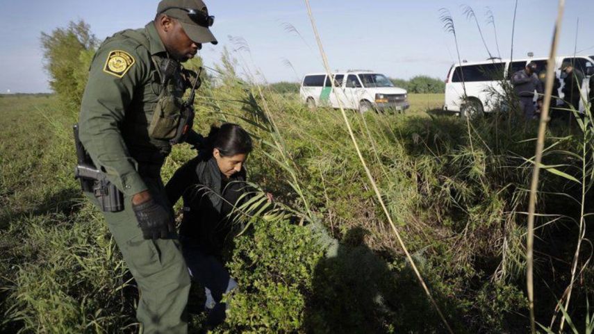 Un agente de Aduanas y Protección Fronteriza detiene a una persona inmigrante que cruzó ilegalmente hacia Estados Unidos por el Rio Grande (río Bravo para México) cerca de Granjeno, Texas.&nbsp;