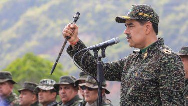 Esta fotografía muestra al dictador venezolano, Nicolás Maduro, dando un discurso a soldados del ejército en un campo de entrenamiento en Caracas.&nbsp; 