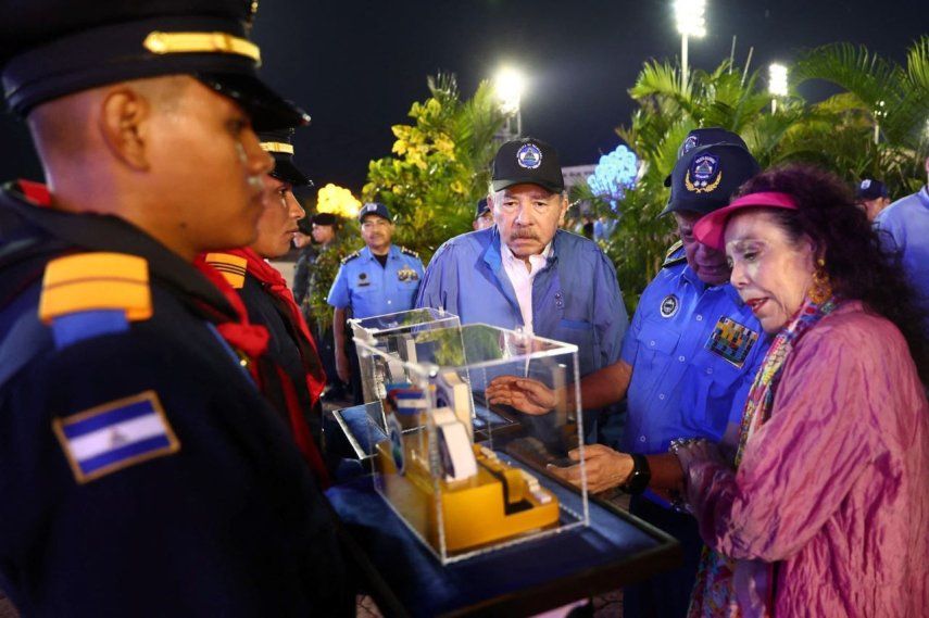 Esta imagen distribuida por el medio de comunicación oficial El 19 Digital el 25 de septiembre de 2025 muestra a Daniel Ortega y a Rosario Murillo junto a su consuegro y jefe de la policía (centro) Francisco Díaz, asistiendo al desfile que conmemora el 46.º aniversario de la Policía Nacional de Nicaragua en Managua.