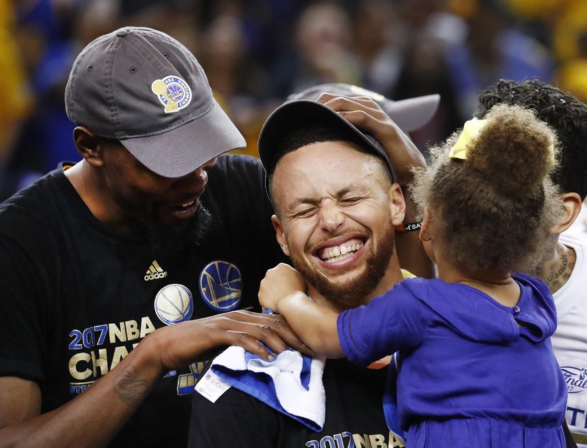 Stephen Curry conquistó su segundo anillo de campeón en las últimas tres temporadas.
