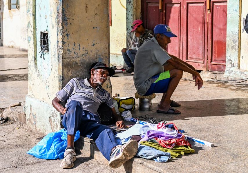 Un anciano vende objetos y pertenencias en una calle de La Habana, el 3 de junio de 2025. En Cuba, uno de los países más envejecidos de Latinoamérica, las personas mayores que reciben pensiones mínimas intentan sobrellevar la grave crisis económica, y muchas de ellas recurren a la venta ambulante de café, cigarrillos o artículos de segunda mano.