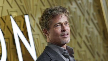 Brad Pitt posa para los fotógrafos a su llegada al estreno de la película Babylon en Londres, el jueves 12 de enero de 2023.