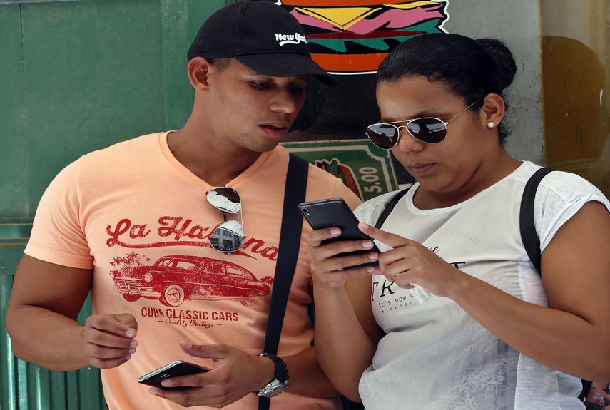 Mientras el mundo se prepara para la quinta generación de internet móvil, en Cuba se espera con ansiedad la inminente llegada de la tecnología 3G, que cambiará los hábitos de vida e incluso abrirá oportunidades de negocio para quienes puedan costearse este servicio. 