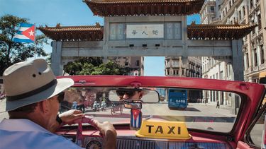 Un hombre emplea su vehículo como taxi para transportar pasajeros a través de las zonas icónicas de La Habana, Cuba.&nbsp;