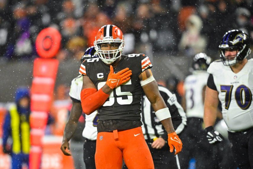 En foto del 17 de diciembre del 2022, el defensive end de los Browns de Cleveland, Myles Garrett, celebra una captura al quarterback de los Ravens de Baltimore, Tyler Huntley.