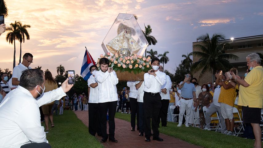 Fieles cargan la imagen de la Virgen de la Caridad en sus 60 años de haber llegado a Miami.