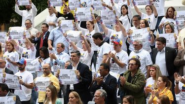 Miembros de la ONG Foro Penal y miembros de la sociedad civil piden la liberación de los presos políticos. 