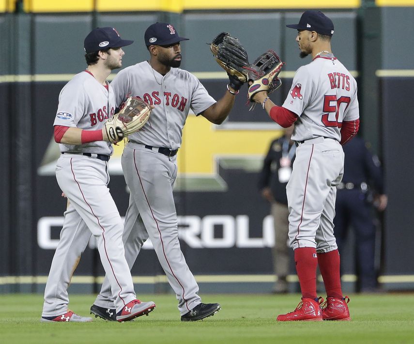Los jardineros de Boston, como a lo largo de toda la campaña, celebran el triunfo antes de ir con el resto de sus compañeros.