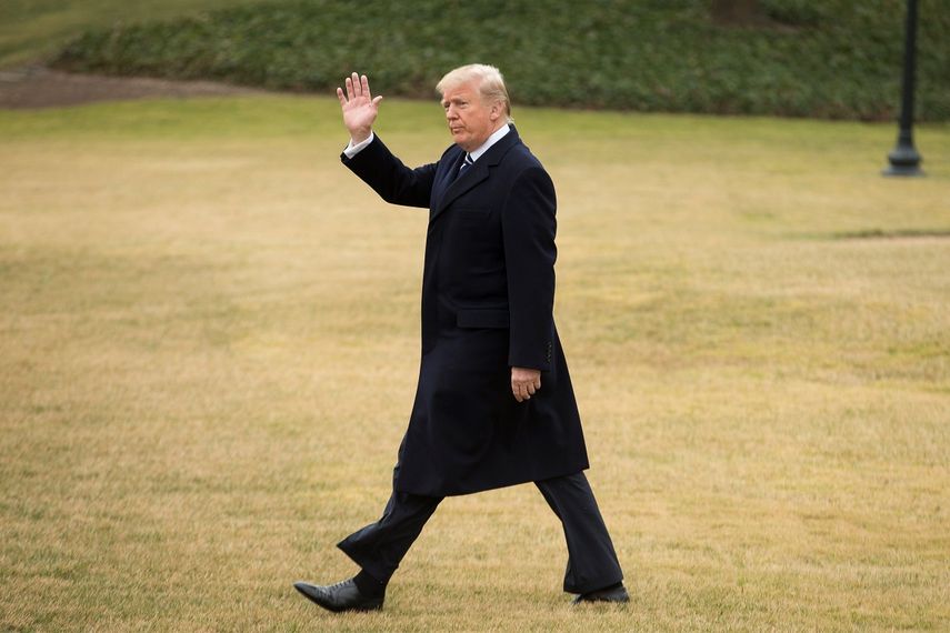 El presidente Donald&nbsp;Trump saluda mientras se dirige al Marine One, en la Casa Blanca.