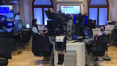 Corredores accionarios en el piso de remates reabierto parcialmente debido a la pandemia de coronavirus en la Bolsa de Valores de Nueva York.