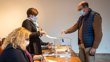 Una persona vota en la consulta popular sobre la fusión de las localidades pacenses de Don Benito y Villanueva de la Serena, a 20 de febrero de 2022