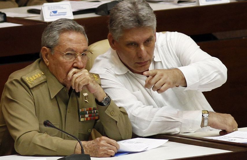 El general Raúl Castro y el designado gobernante cubano Miguel Díaz-Canel.