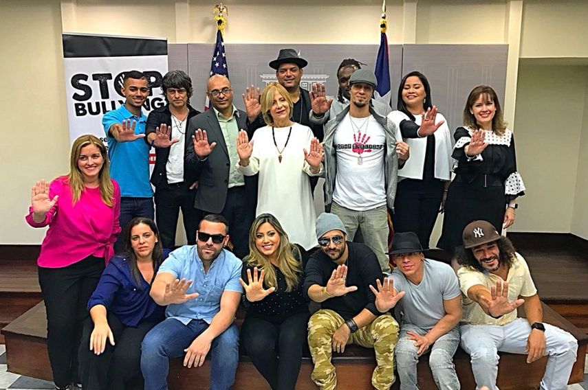 Sentada, al centro, la primera dama de Puerto Rico, Beatriz Rosselló, anunció una iniciativa para detener el bullying en la Isla del Encanto.