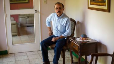 El general sandinista retirado Hugo Torres posa para un retrato en su casa, en Managua, Nicaragua. El exlíder guerrillero sandinista y político opositor murió en prisión a la edad de 73 años.