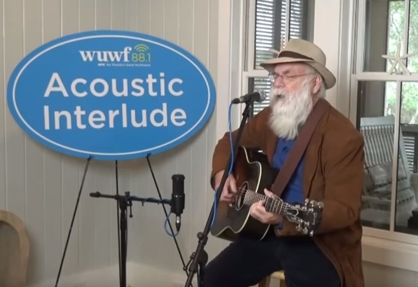 David Olney en la emisora Cultura WUWF 88.1.