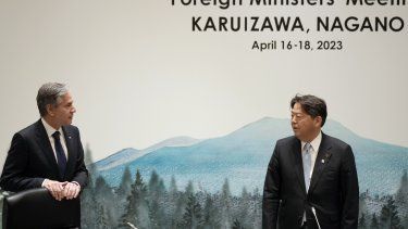 El ministro del Exterior de Japón, Yoshimasa Hayashi, a la derecha, habla con el secretario de Estado de Estados Unidos Antony Blinken al inicio de la primera sesión de trabajo de la reunión de ministros del Exterior del G7, el lunes 17 de abril de 2023, en un hotel de Karuizawa, en la prefectura de Nagano, Japón.&nbsp;
