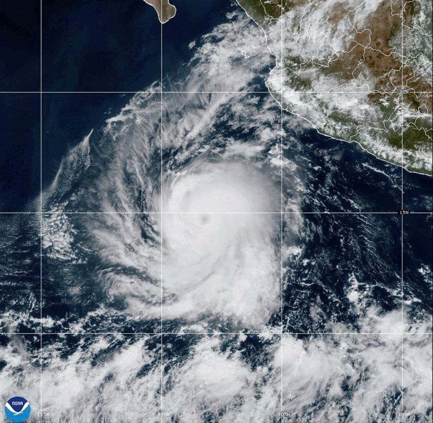 Esta imagen satelital proporcionada por la Oficina Nacional de Administración Oceánica y Atmosférica de Estados Unidos (NOAA, por sus siglas en inglés) el martes 22 de octubre de 2024, muestra al huracán Kristy en el océano Pacífico.