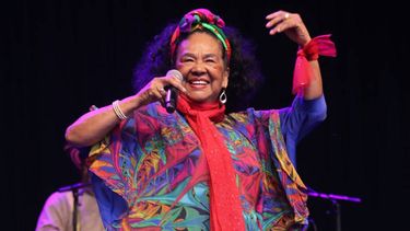 Porros, cumbias, zambaplos, abozaos, merengues, afros y sextetos palenqueros constituyen los ritmos de sus discos que ha recorrido en la más de hora y media de concierto.