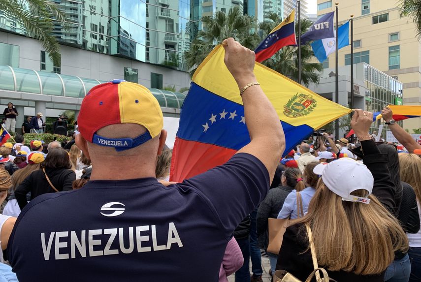 Decenas de venezolanos protestaron frente al Consulado de Venezuela en Miami.&nbsp;