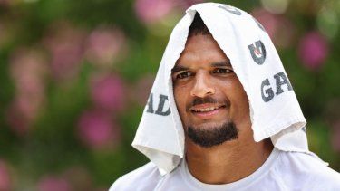 El jugador Minkah Fitzpatrick, de los Dolphins de Miami, conversa con la prensa en el Baptist Health Training Complex, el 28 de julio de 2025.