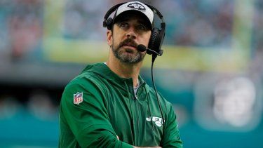 Aaron Rodgers, quarterback de los Jets de Nueva York, mira hacia arriba durante la segunda mitad del juego de la NFL en contra de los Dolphins de Miami, el domingo 17 de diciembre de 2023, en Miami Gardens, Florida.