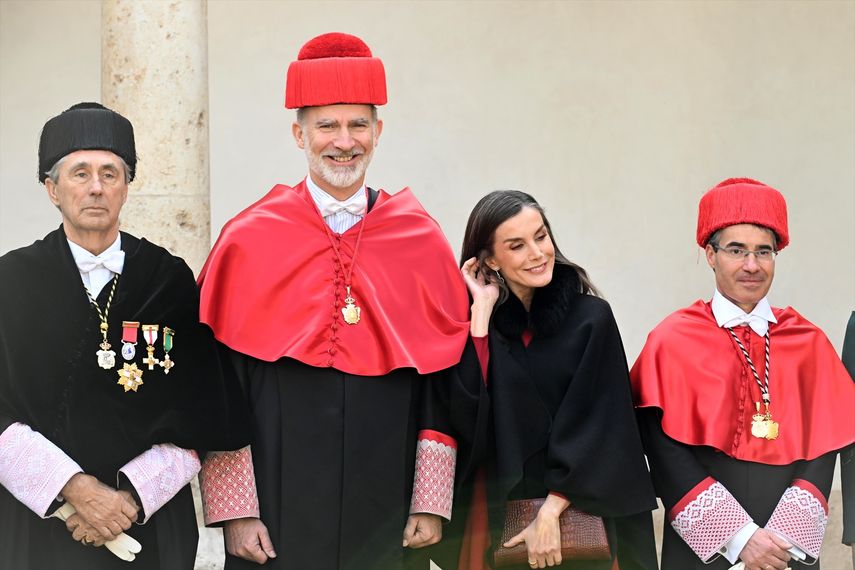 El rector del centro, José Vicente Saz Pérez, rey Felipe VI y la reina Letizia a la salida del acto de investidura como Doctor Honoris Causa por la Universidad de Alcalá, el 27 de febrero de 2024, en Madrid, España.&nbsp;