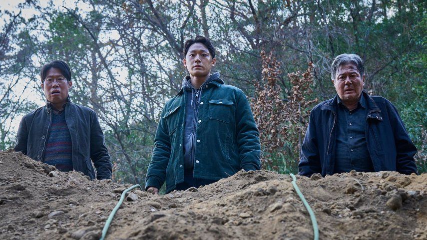Yoo Hai-jin y Choi Min-sik frente a la misteriosa tumba sin nombre.