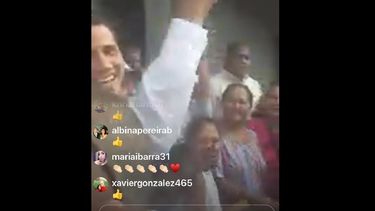 Juan Guaidó saludó a los presentes quienes estuvieron sorprendidos al verlo caminando por Petare.&nbsp;&nbsp;